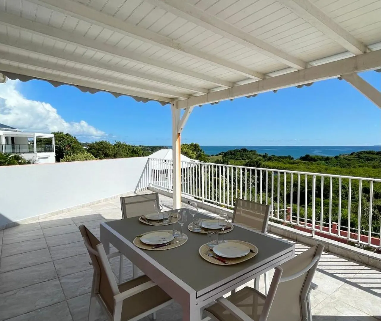 Charmant T3 En Haut De Villa, Vue Panoramique Sur La Mer Le Gosier  Guadeloupe